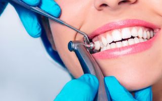 Как проводится чистка зубов в стоматологии?