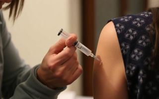Прививка от гриппа по ДМС: как получить укол без лишних нервов и неожиданных трат